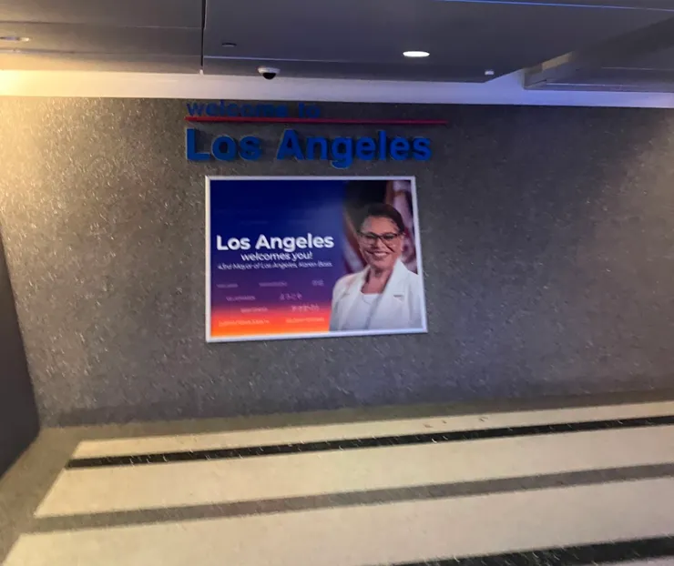 忙碌中拍的，因為已經給司機等了兩個小時...