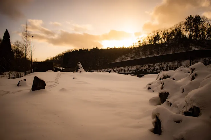 從白天等到黑夜，海拔1000多公尺的休息站。