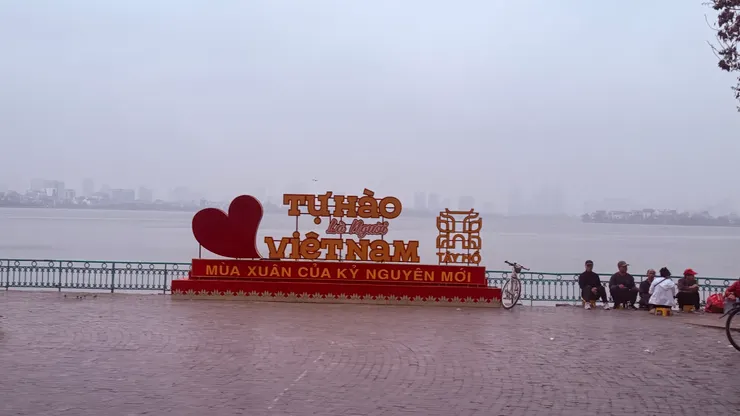 搭車在另一側看到的西湖