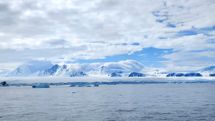 由艙房陽台可見冰山、冰原及雪山。