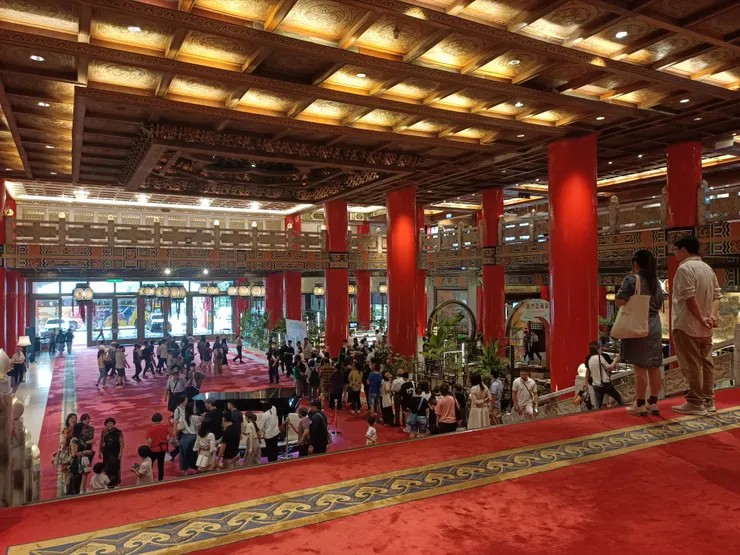 很多人，是在排隊吃下午茶，我記得下午茶也要預約啊！