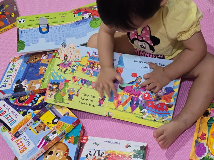 這年紀的寶寶把書反著看是很正常的喔，不需要過度介入。