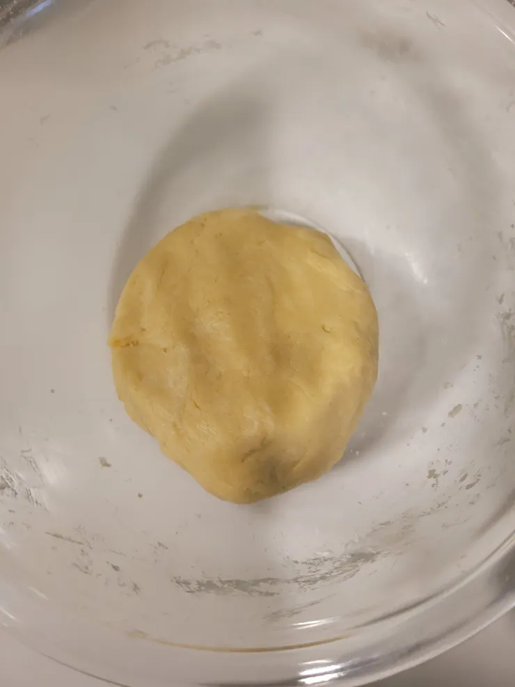 加入低筋麵粉、起司粉和牛奶後，切拌均勻完成樣子