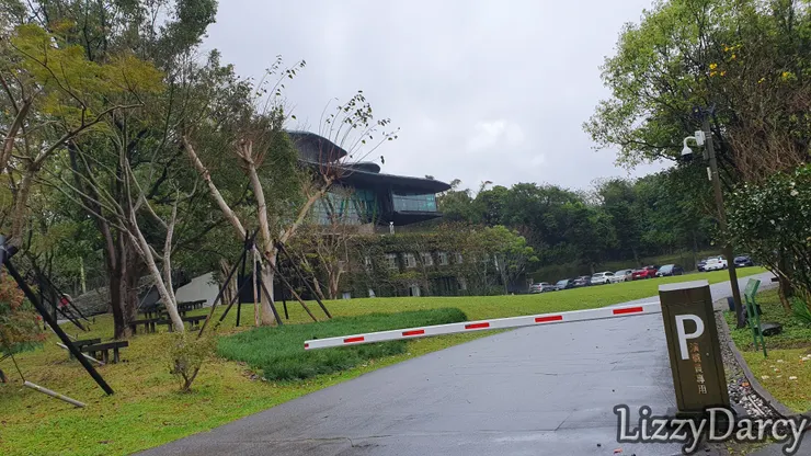 雲門劇場背面與停車場