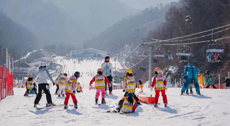 韓國滑雪場設有專為孩童與初學者規劃的緩坡雪道與團體教學課程，在專業教練引導下，孩子能循序漸進地學習滑雪，家長也能安心陪同，是適合親子一同體驗的冬季滑雪行程。（via KKday）