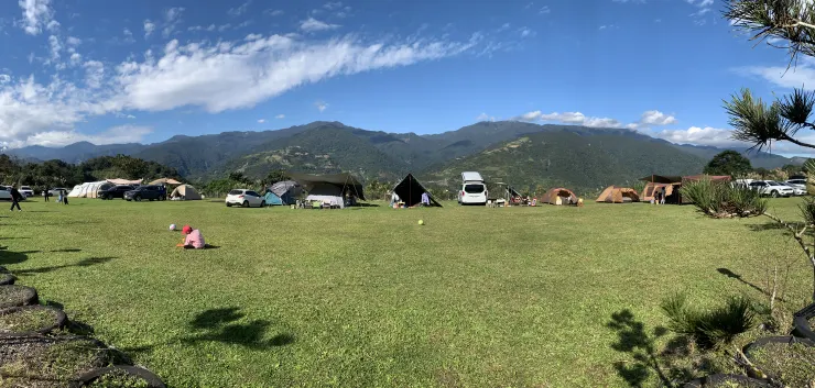 瑪崙果園親子露營區空地非常寬廣，不論是公區或者是私區，都比一般的營區還要大上不少，再加上直面山景的180度美景，非常享受！