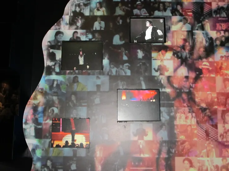 藉此可以看到場館佈置得多一絲不苟，要把MJ每個姿態和面向讓來客看到。