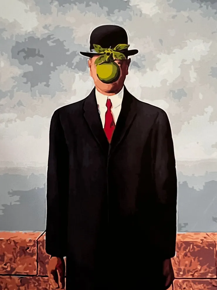   "The Son of Man" (人子)比利時畫家雷內·馬格利特(René Magritte)畫作