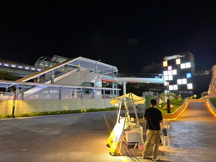 飯店旁BRT、地鐵及攤販