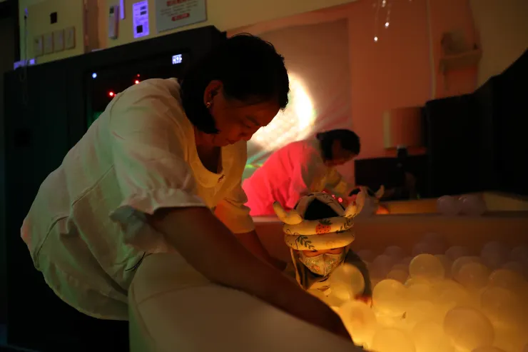 「黑屋」揭開溝通的里程碑。