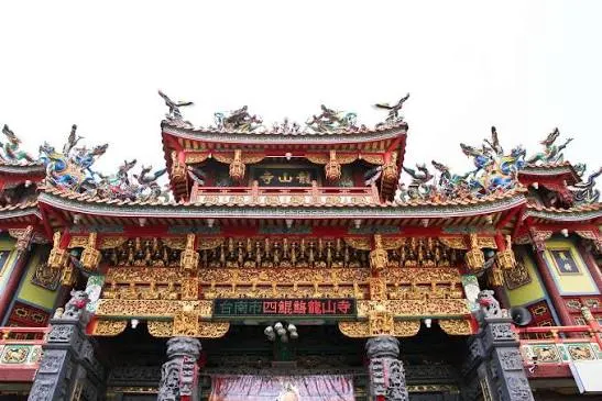 屋脊上交趾陶及剪黏工藝（圖片截圖於網路）