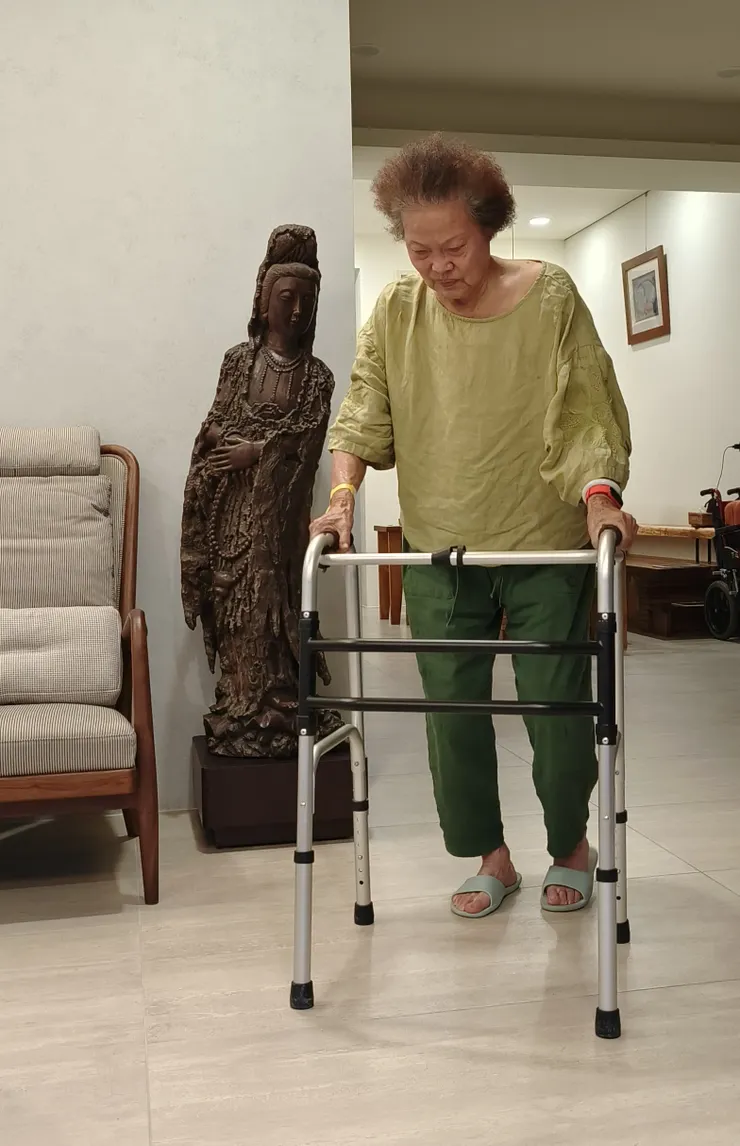 老媽藉助行器努力復健，期盼三個月後健康與生活都復原。