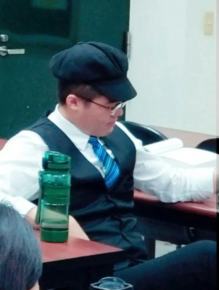 生活的現實會使我低頭，在沉思中承認自己的不足。