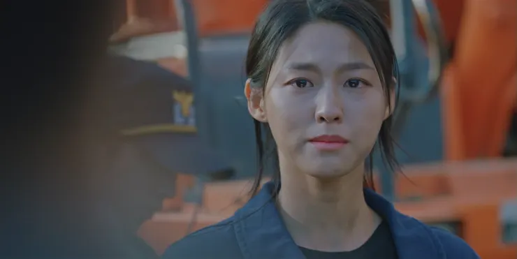 公慧園看著劫後餘生的都正宇。(圖: Netflix 第5集 59:14)