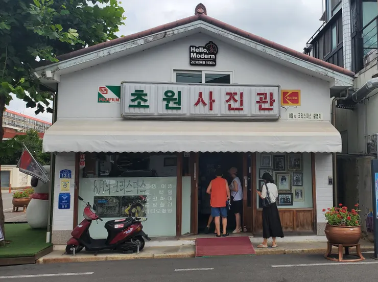 仍留存至今讓觀光客參觀的『草原照相館』，2022，夏，群山