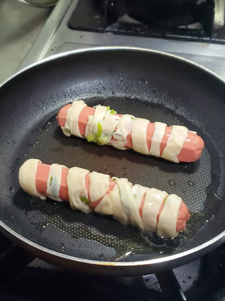 包好直接放進熱油鍋中煎!