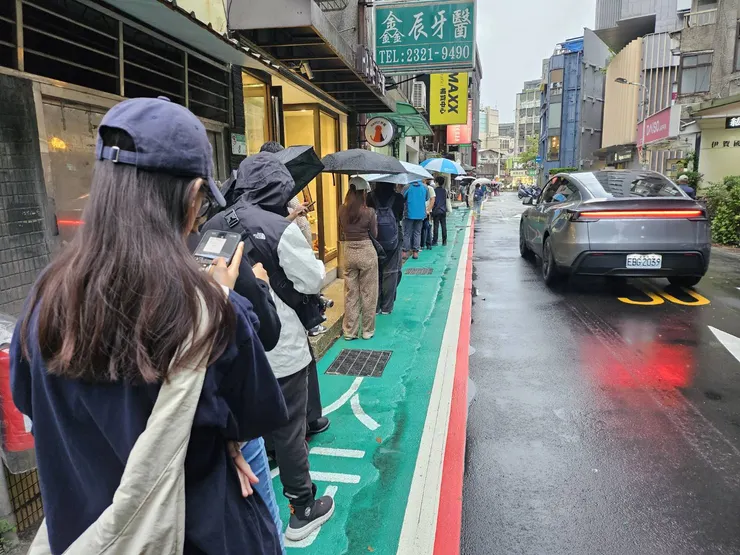 (((或者等退燒後，輕輕鬆鬆地來吃，今天排隊45分鐘...