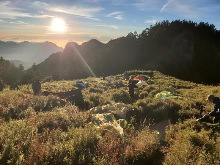不慌不忙收帳曬帳的他隊山友們