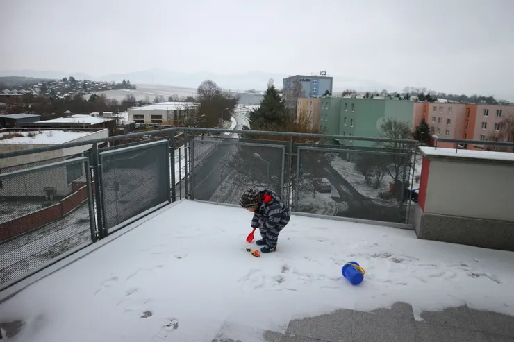 漫漫長冬，天氣常常這樣灰濛濛的，當時在歐洲帶孩子，就讓哥哥在陽台玩雪