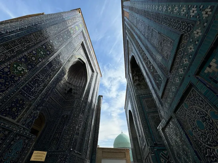 夏伊辛達陵墓群一隅,建築物都是陵寢,裡面都還有石棺