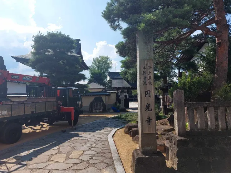 剛進去圓光寺的樣子，裡面很寬敞，而且也有種植一些松柏~