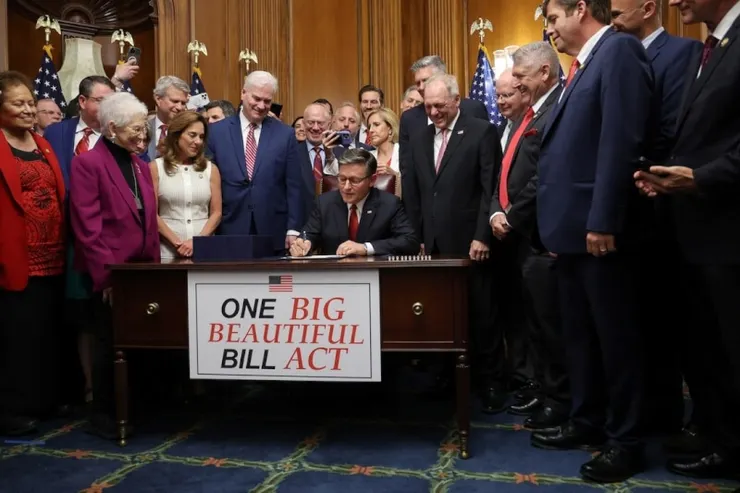 大而美法案依據川普競選政見，減稅、縮減社福，提升國防，衝擊美國社會基礎。