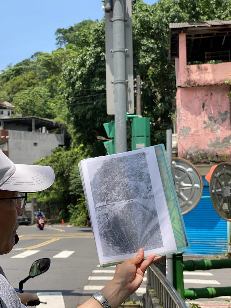 這張照片呈現瑠公圳通過萬盛溪的樣貌，背後是蟾蜍山，就是我們現在所在位置