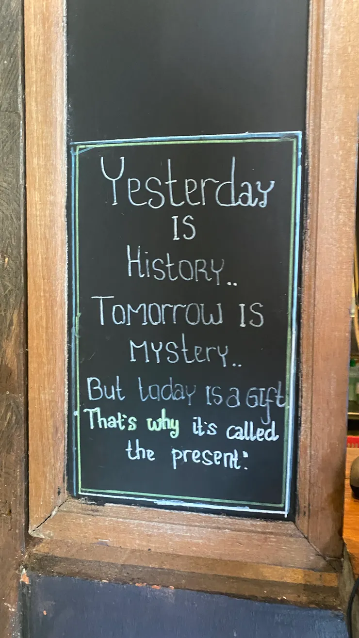 分享這天在yoga barn看到的小白板,一段智慧的提醒