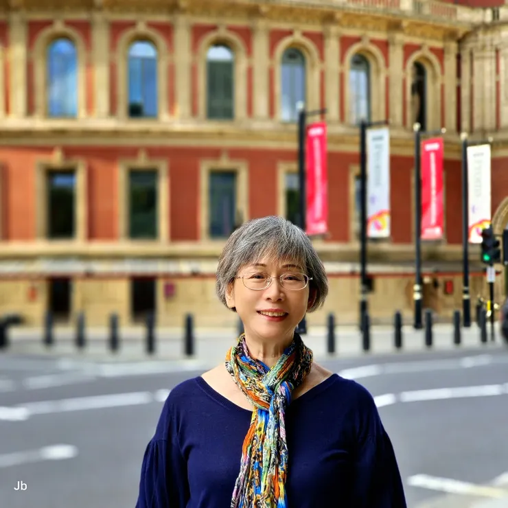 【在肯辛頓公園南側Kensington Gore上，以皇家亞伯特音樂廳為背景，幫老妻拍一張。】