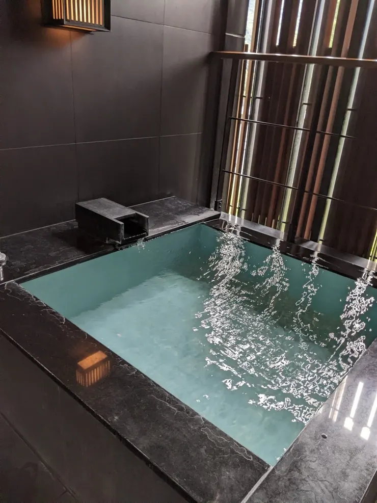 白天拉開窗簾是竹林風景，一張大床，樓上是泡澡池及衛浴