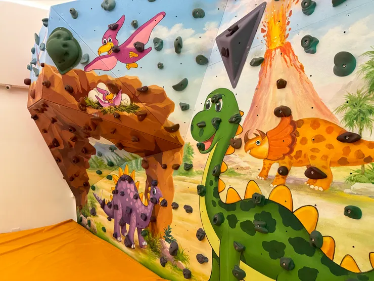 恐龍嘍嘍虎視眈眈的注視著👀