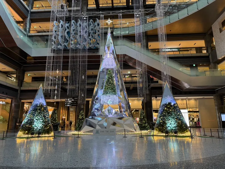 接下來是我在等跟另一半會合時遇到最喜歡的聖誕樹了。