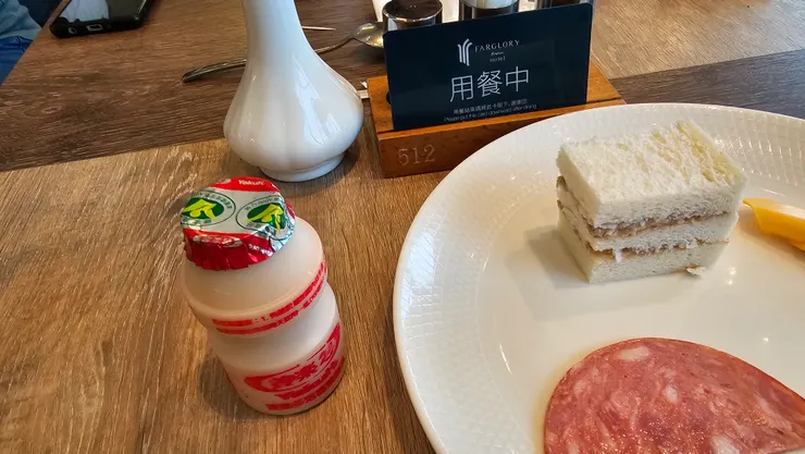 也有我很愛的養樂多!華航貴賓室標配!