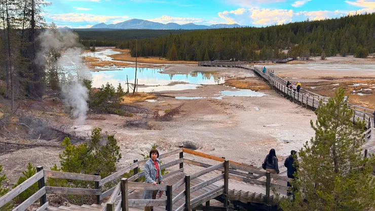 諾里斯園區平緩開闊，沿著木棧道走一圈散步。