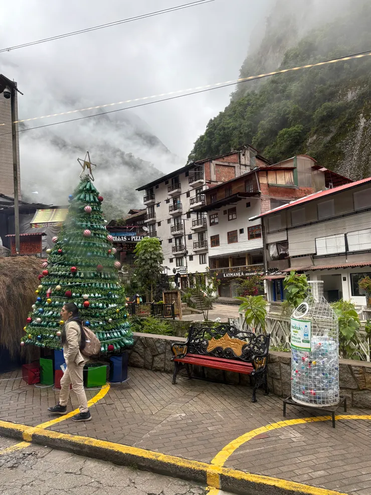 上公車後隨手一拍，左側白色建築就是我們的飯店