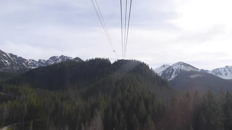 到達轉乘站後，跟著人走下車換纜車