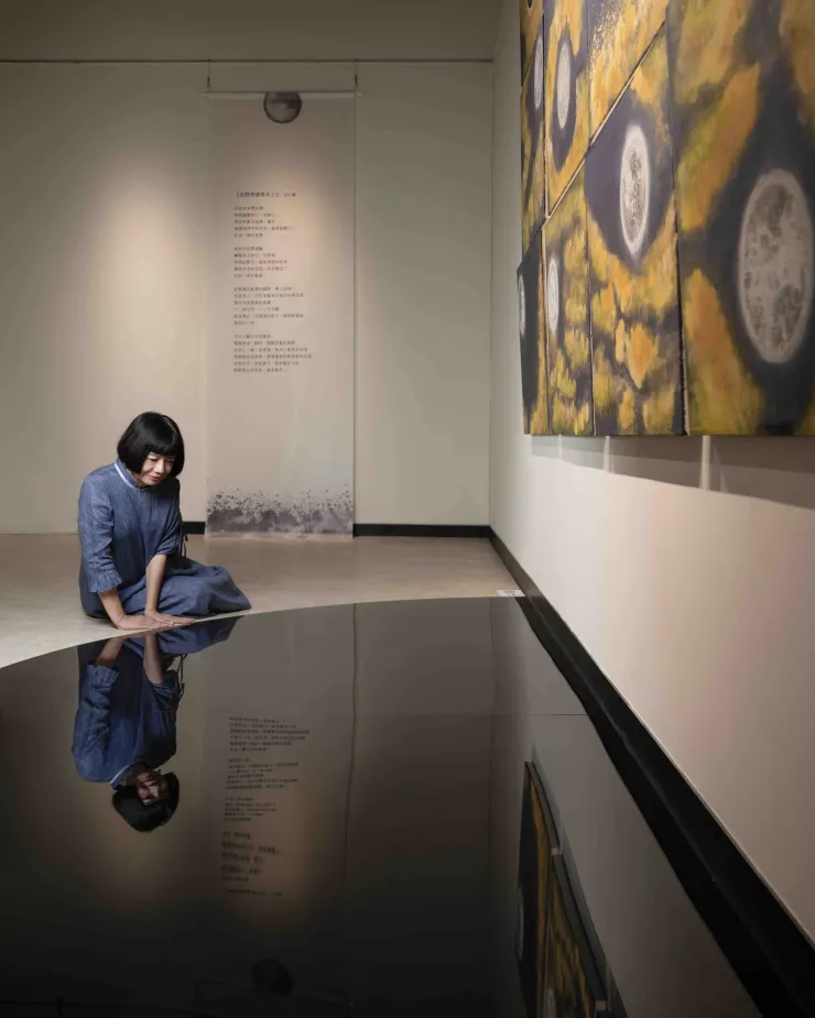 「夜懸明鏡青天上」2023年9月在中正紀念堂展出,剛好遇到中秋連假,引起很大迴響。在眾聲喧嘩的液態流動中,如何與月對話,與自己對話,《夜懸明鏡青天上》水墨裝置的詩意提問。