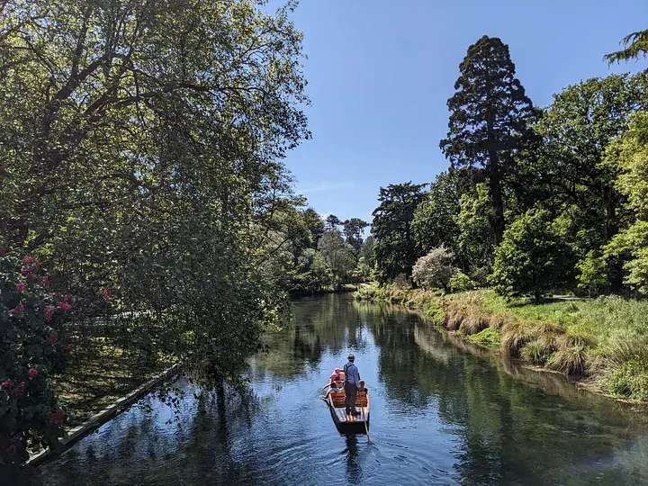 在橋上拍攝雅芳河泛舟(Punting on the Avon)