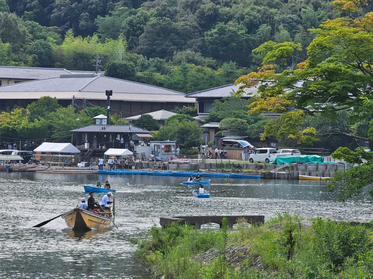 川上還有許多人愜意地划著小船