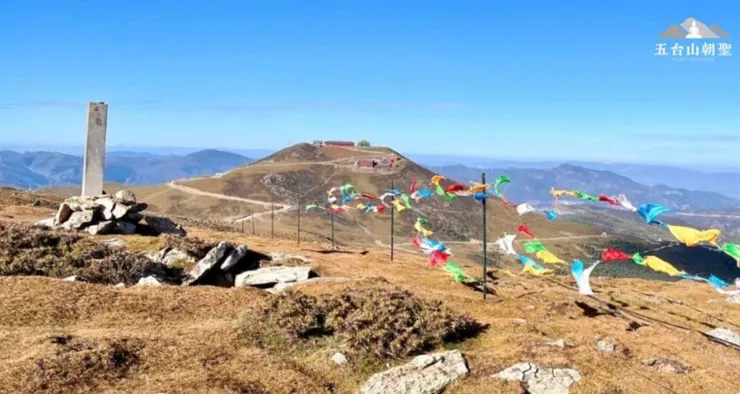 五台山巔峰的經幡飄揚——靜謐與信仰的交織。