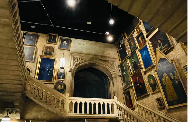 這個樓梯會每隔幾分鐘就會移動到另一邊。