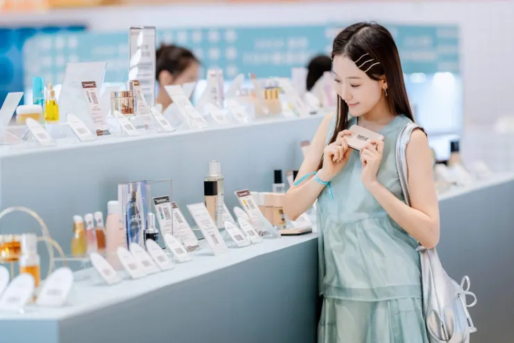 這篇文章就想聊聊，這些美妝的包裝到底是怎麼抓住我們的心？像花知曉、花西子、JILL STUART、GIRLCULT 這些牌子，它們的包裝根本就像在說自己的故事，甚至傳遞一種與消費者情感連結方式。