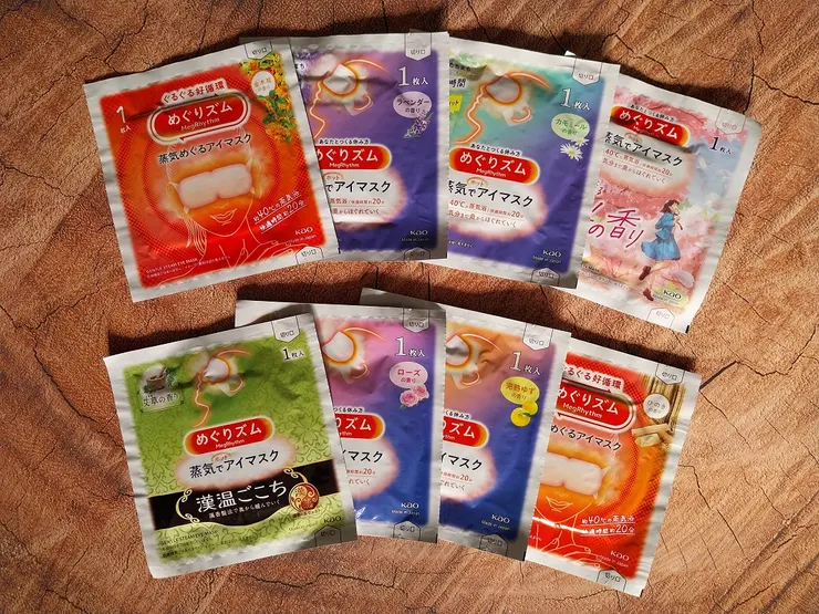 花王蒸氣眼罩 8 款味道實測評比：薰衣草、玫瑰、柚子、洋甘菊、艾草、金木犀、櫻花及 2025 新款檜木香。