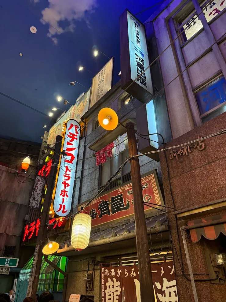 等待拉麵的時候，別忘記抬頭仰望這番充滿古色古香的氣息。