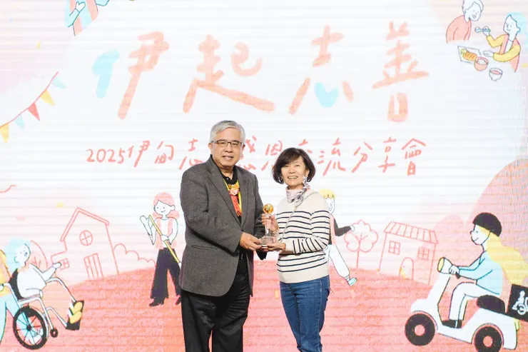 （圖說：志工陳月娥(右)從伊甸基金會董事長陳宇昭手中獲頒「人間伊甸獎」的殊榮。）