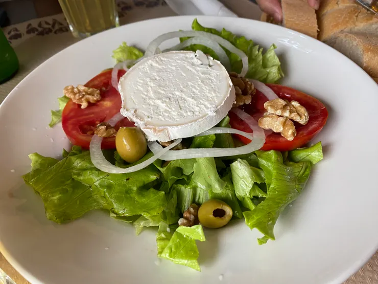 那塊羊起司我真的不行❌沙拉🥗是蠻好吃的