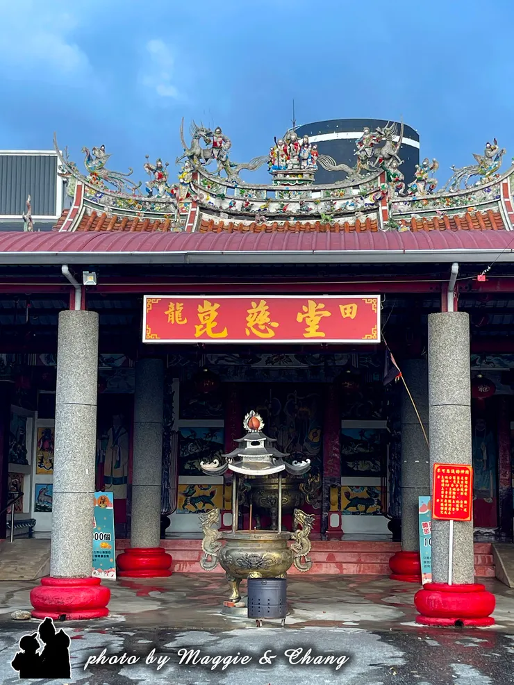 最有趣的發現就是這裡的土地公!鬍子竟然是真的長出來的 🌱,一種超自然又可愛的存在,讓人看了會心一笑,也感受到土地公守護地方的親切力量。