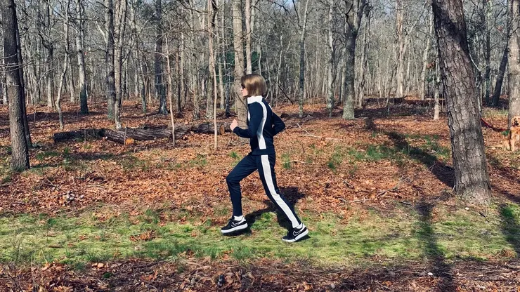 在2020年，當疫情開始，因為在家工作，使得奢侈所有的消費開始緊縮，安娜於是拿自己在公園慢跑作為主題，貼在IG上，也為Vogue寫一篇文章，果然造成話題，眾人議論紛紛，討論她的球鞋，也帶動一波運動風消費。