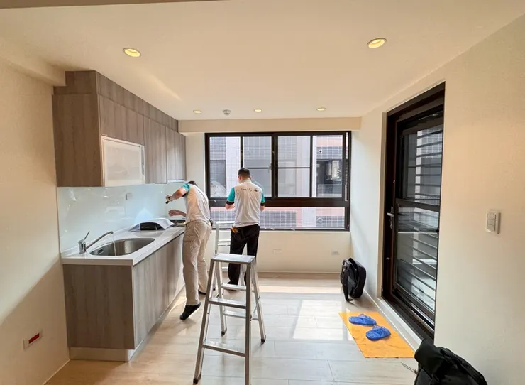 建商已附上全新廚具，決定將原有廚具拆除