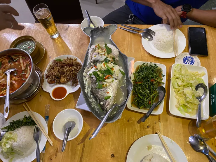 廠長還帶我去吃了一次清蒸鱸魚,魚裝魚的擺盤真的很有趣,但真的還是炸鱸魚好吃。